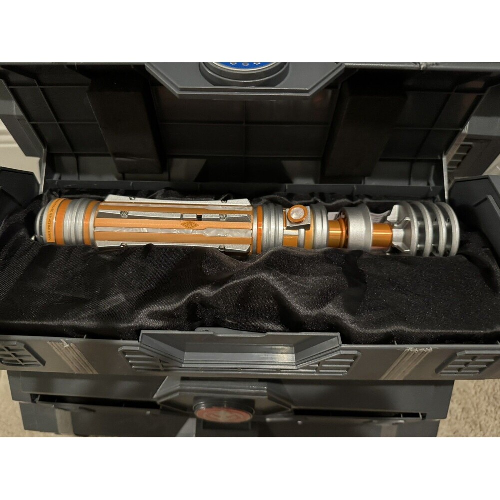 Disney Star Wars Galaxy’s Edge Leia Organa Legacy Lightsaber Hilt W/case